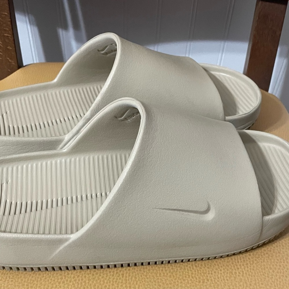 Nike Calm slides